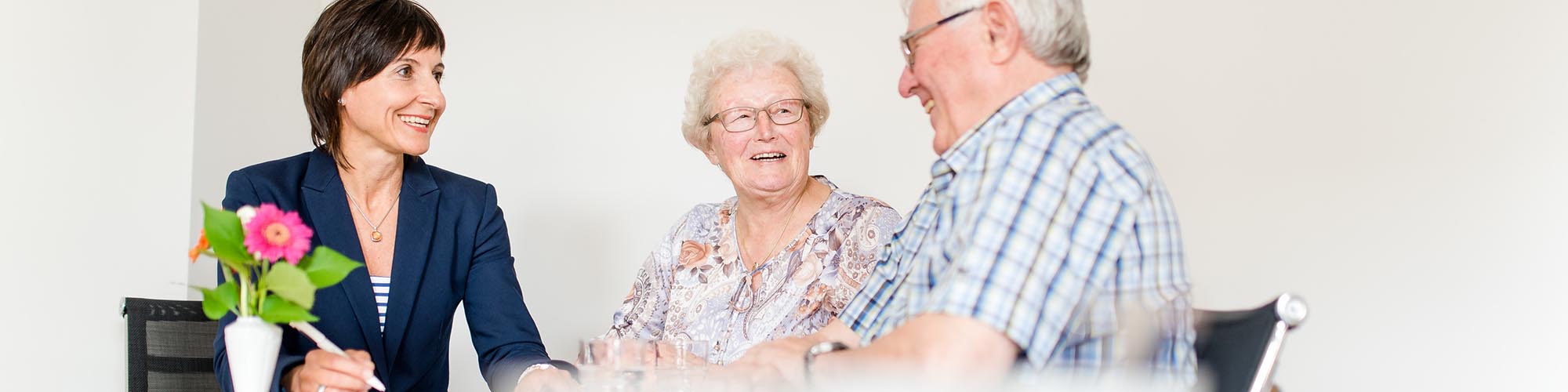 Ein Senior freut sich über die Pflege im eigenen Zuhause